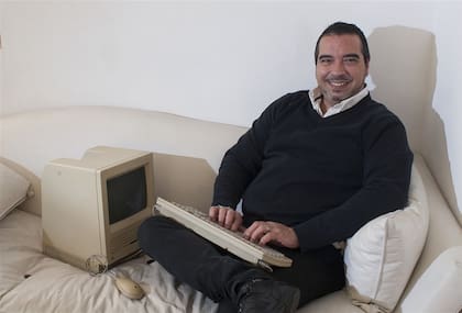 El publicitario Sergio Pollaccia, con su Apple Macintosh de 1984 , que todavía funciona