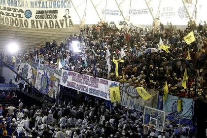 El público a la espera del acto de Cristina Kirchner en la UOM de Pilar