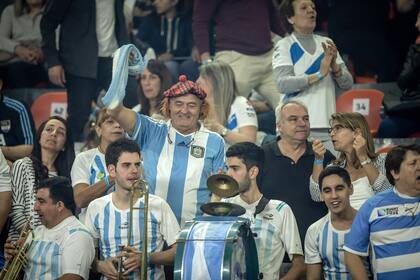 El público argentino, alentando a sus jugadores.