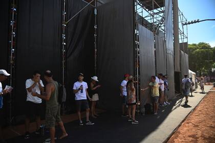 El público buscó refugiarse del sol como sea