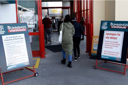 El público comienza a ingresar a las tiendas, en Christchurch, Nueva Zelanda