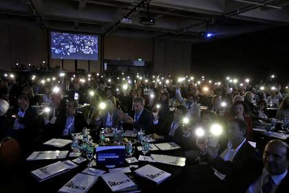 El público con celulares encendidos durante el Coloquio de IDEA en Mar del Plata