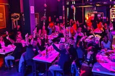 “Una pequeña batalla contra la virtualidad”: cómo son las salidas donde conocer gente es algo más que un match