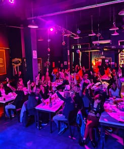 Cómo son las salidas donde conocer gente es algo más que un match