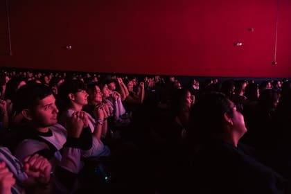 El público de "Ni Me Ladilles" ve a Eugenia y Santiago como sus hermanos mayores en medio de su transición migratoria