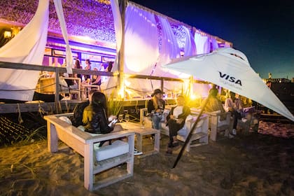 El público de todas las edades disfruta de los sunsets y propuestas gastronómicas de Costa Esmeralda.