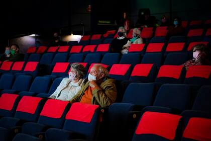 El público del cine ve Nomadland dentro de una pantalla de cine en Chapter, Cardiff, Gales