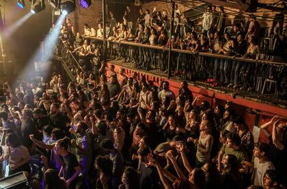 El público durante el concierto del grupo Mercedes Bend en un club de Tel Aviv