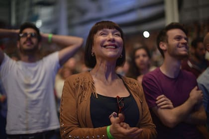 El público durante la charla que Ana Gallardo dio en TEDxRíodelaPlata y que culminó con un grupo de artistas mayores cantando Resistiré.