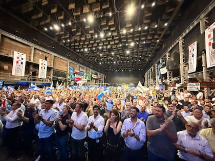 El público en el acto de cierre de campaña de Schiaretti