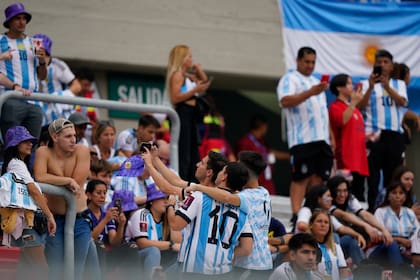 El público en el estadio para el partido amistoso entre la selección Argentina y Panamá