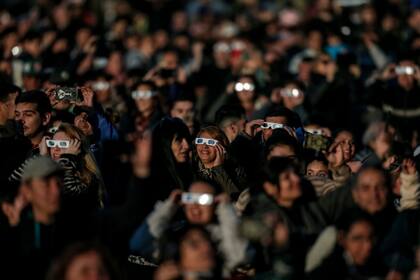 El público en el momento del eclipse solar más esperado del 2019, en Traslasierra, Córdoba