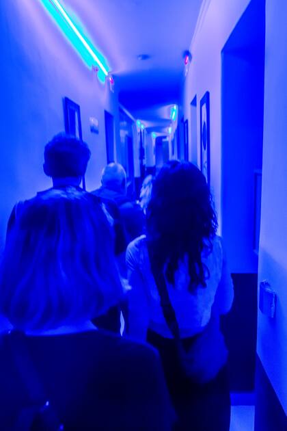 El público en el pasillo central del primer piso, siguiendo a las dos empleadas de limpieza en "Las fantasías"