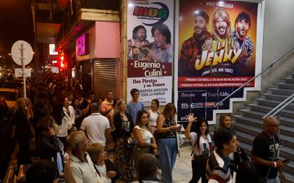 El público en la entrada al Complejo Bristol-Lido-Neptuno, en donde están haciendo temporada las obras de Miguel Ángel Rodríguez, Wali Iturriaga, los hermanos Waisman, Mauricio Dayub y Ariel Tarico con David Rotemberg