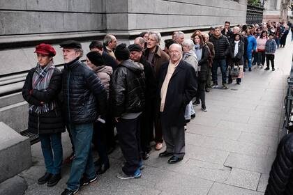 El público en la espera para entrar al velatorio de Fernando de la Rúa