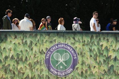 El público en la fila para conseguir entradas en el primer día de Wimbledon