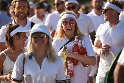El público en la fila para conseguir entradas en el primer día de Wimbledon