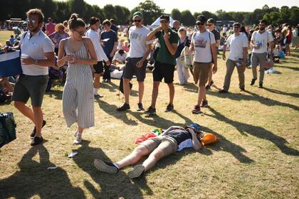 El público en la fila para conseguir entradas en el primer día de Wimbledon