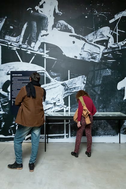 El público en la muestra Esto es teatro, en el sector dedicado a este genial creador, con una imagen de fondo de El cementerio de automóviles, la obra fastuosa puesta que llevó a San Pablo