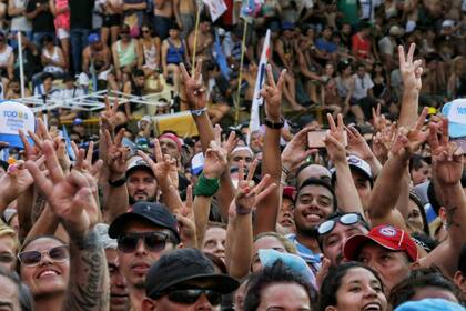 El público en la Plaza de Mayo durante el festival de música frente a la Casa Rosada