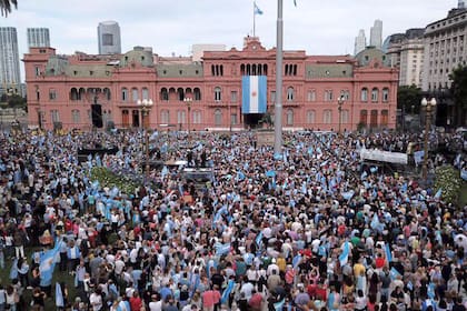 El público en la Plaza de Mayo para el acto de despedida de Mauricio Macri