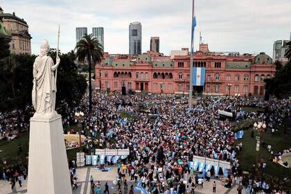 El público en la Plaza de Mayo para el acto de despedida de Mauricio Macri