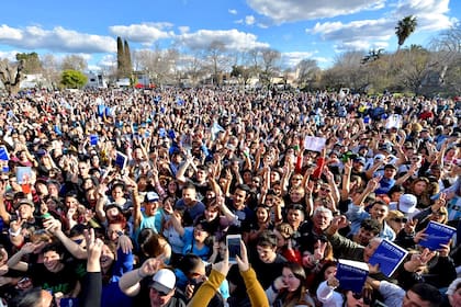 El público en la presentación del libro de Cristina Kirchner en La Plata