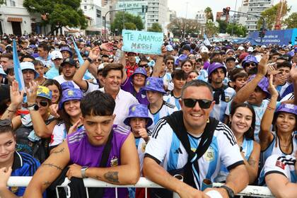 El público en las inmediaciones del estadio Monumental antes del encuentro contra Panamá