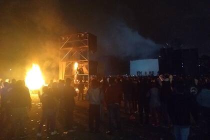 El público, enfurecido, prendió fuego una torre de sonido. Además, se robaron instrumentos y equipos