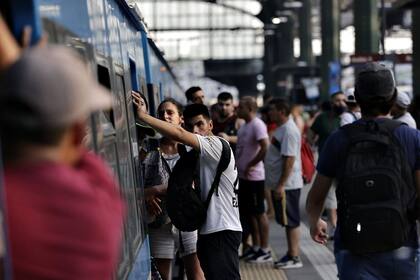 El público espera la restitución del servicio del tren Roca en la estación Constitución
