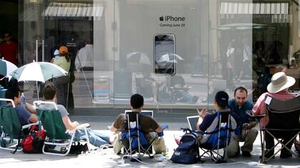 El público esperando que abran los Apple Store, el 29 de junio de 2007