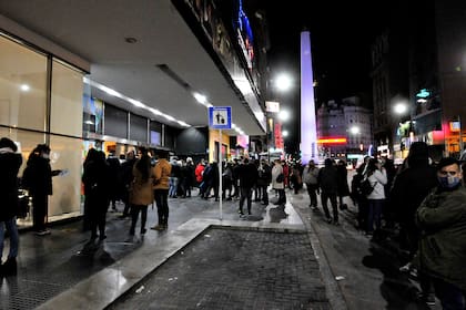 El público esperó en la vereda hasta que, de manera ordenada, pudo ingresar a la sala