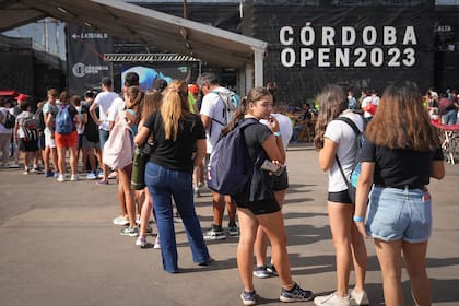 El público haciendo cola para ingresar en la cancha central del Córdoba Open