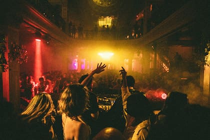 "El público ideal que es aquel que quiere venir a disfrutar de la comida, de la bebida, de conectar con sus amigos y todo, pero también de la propuesta musical que traemos, que buscamos que sea especial", dice Juna