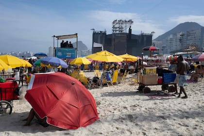 El público llegó a la playa muy temprano en busca de buenas ubicaciones