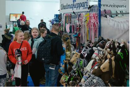 El público mira caballitos durante una competencia en Helsinki