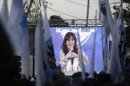 El público mira el acto de Cristina Kirchner en los alrededores del complejo deportivo de Avellaneda
