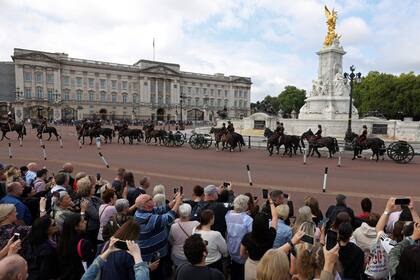 El público observa cómo los miembros de la Royal Horse Artillery Troop del Rey regresan a sus cuarteles después de realizar un Royal Salute, en las afueras del Palacio de Buckingham