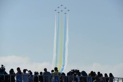 El público observa jets K-8 del equipo acrobático Águila Roja