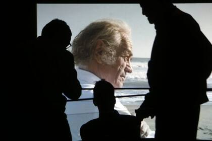 El público observa un documental en la exposición "Parra 100", que se inauguró días atrás en la capital chilena para celebrar al poeta