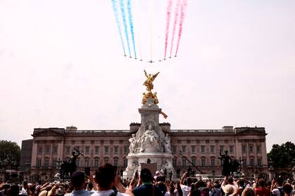 El público observa un vuelo de aviones de la Royal Air Force (RAF) de Gran Bretaña sobre el Palacio de Buckingham, como parte del Desfile del cumpleaños del Rey, Trooping the Colour