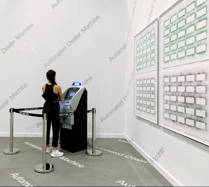 El público podía insertar su tarjeta de débito, el banco retenía cien dólares de la cuenta y la máquina expendía un billete de un dólar lijado. La operación terminaba en el escritorio del galerista, que entregaba un certificado de autenticidad a cambio de otros 1900 dólares.