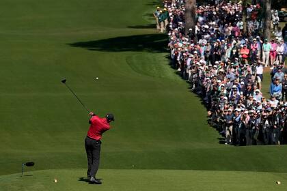 El público presente en Augusta Nationals observa con atención a Tiger Woods durante la ronda final del Masters