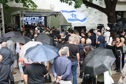 El público que se congregó sobre la plaza seca de la calle Pasteur
