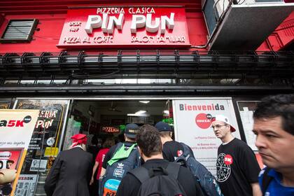 El público se acumulaba ansioso en la puerta de cada local