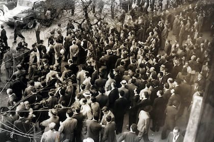 El público se agolpó frente a la Casa del Pueblo, que ardió por acción de los manifestantes el 15 de abril de 1953