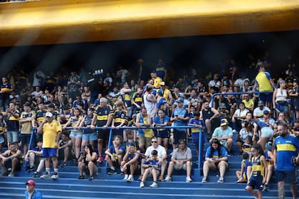 El público se va a cercando a la Bombonera para ver el debut de Boca ante Riestra en el Apertura