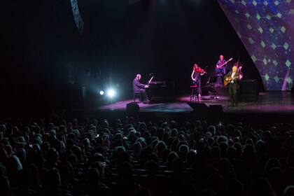 El público siguió muy atento la propuesta de Serrat