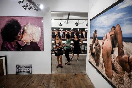 El público visita una exposición de fotografías en la FAC