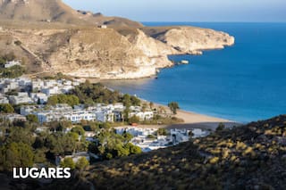 Es considerado uno de los pueblos más bonitos, tiene playas salvajes y gran riqueza cultural